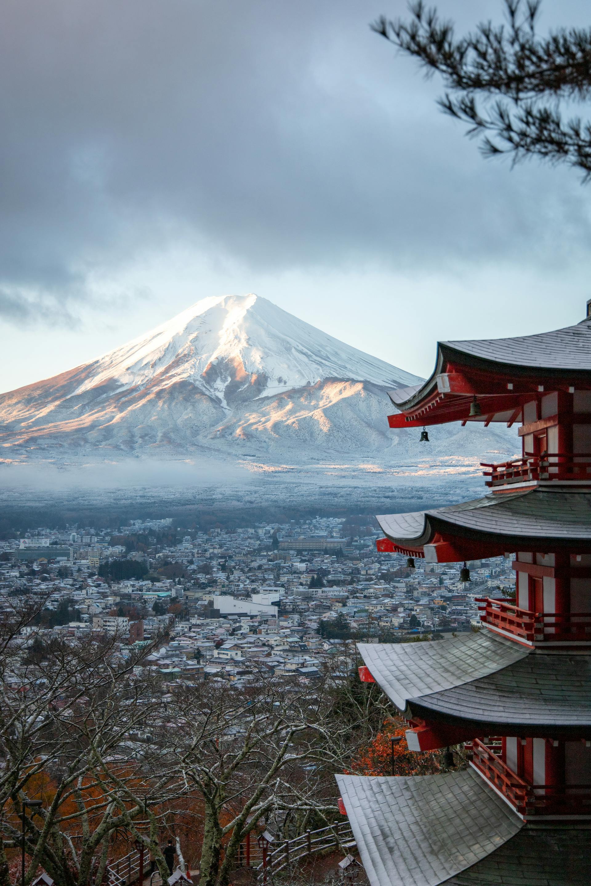 Ausblick auf Tokio und den Fuji neben einem Tempel in Tokio