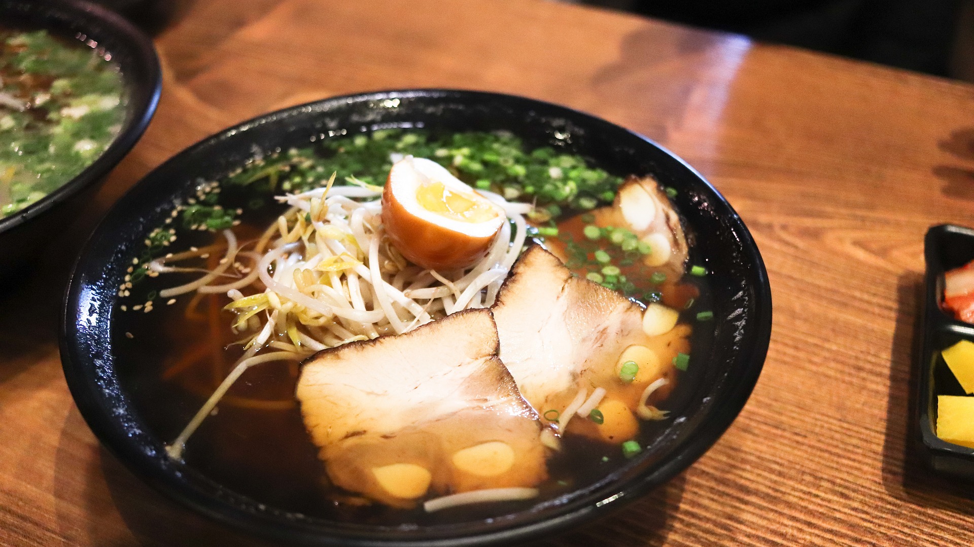 Eine Schüssel mit Ramen
