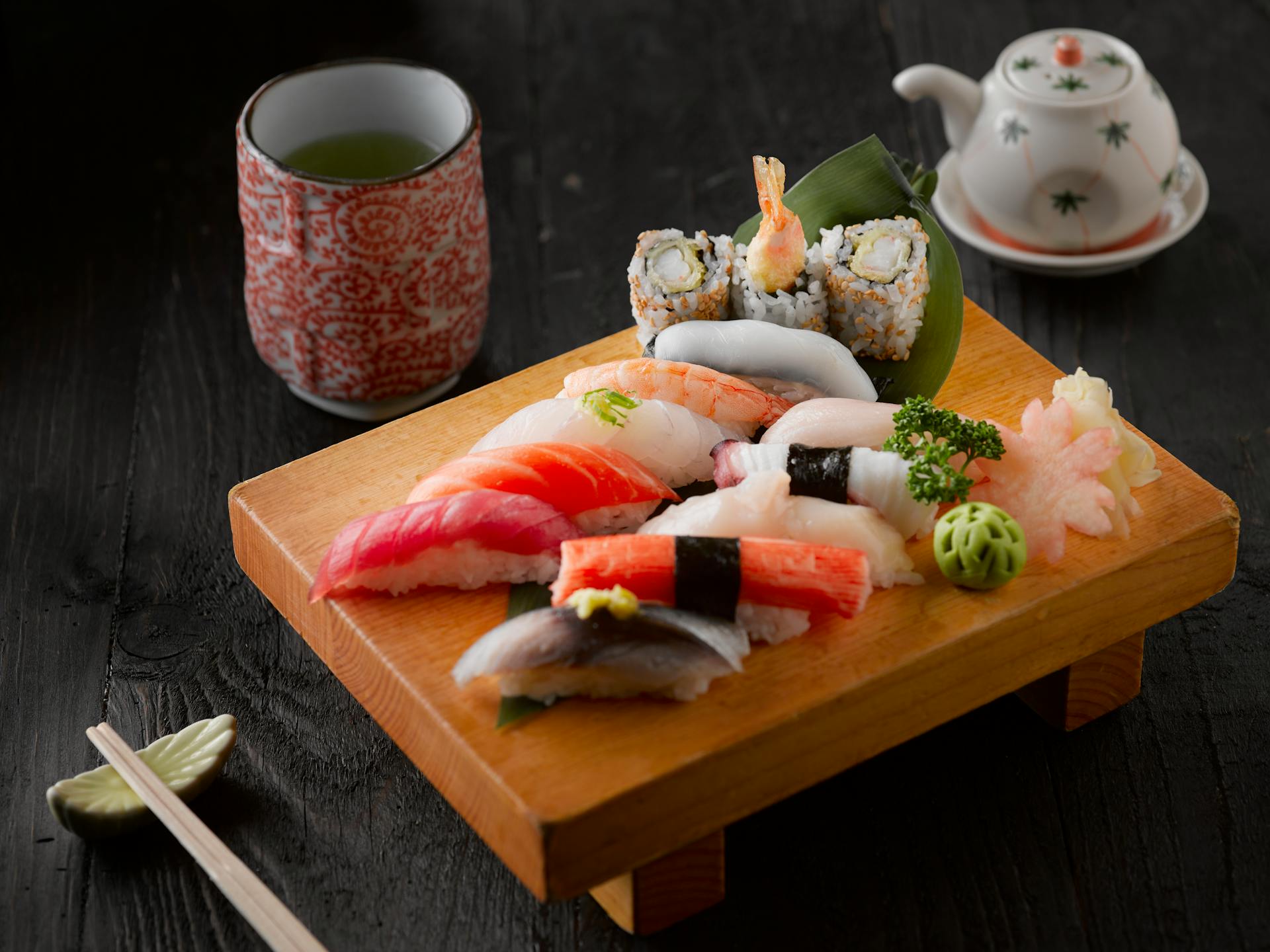 ein Holzteller mit Sushi drauf