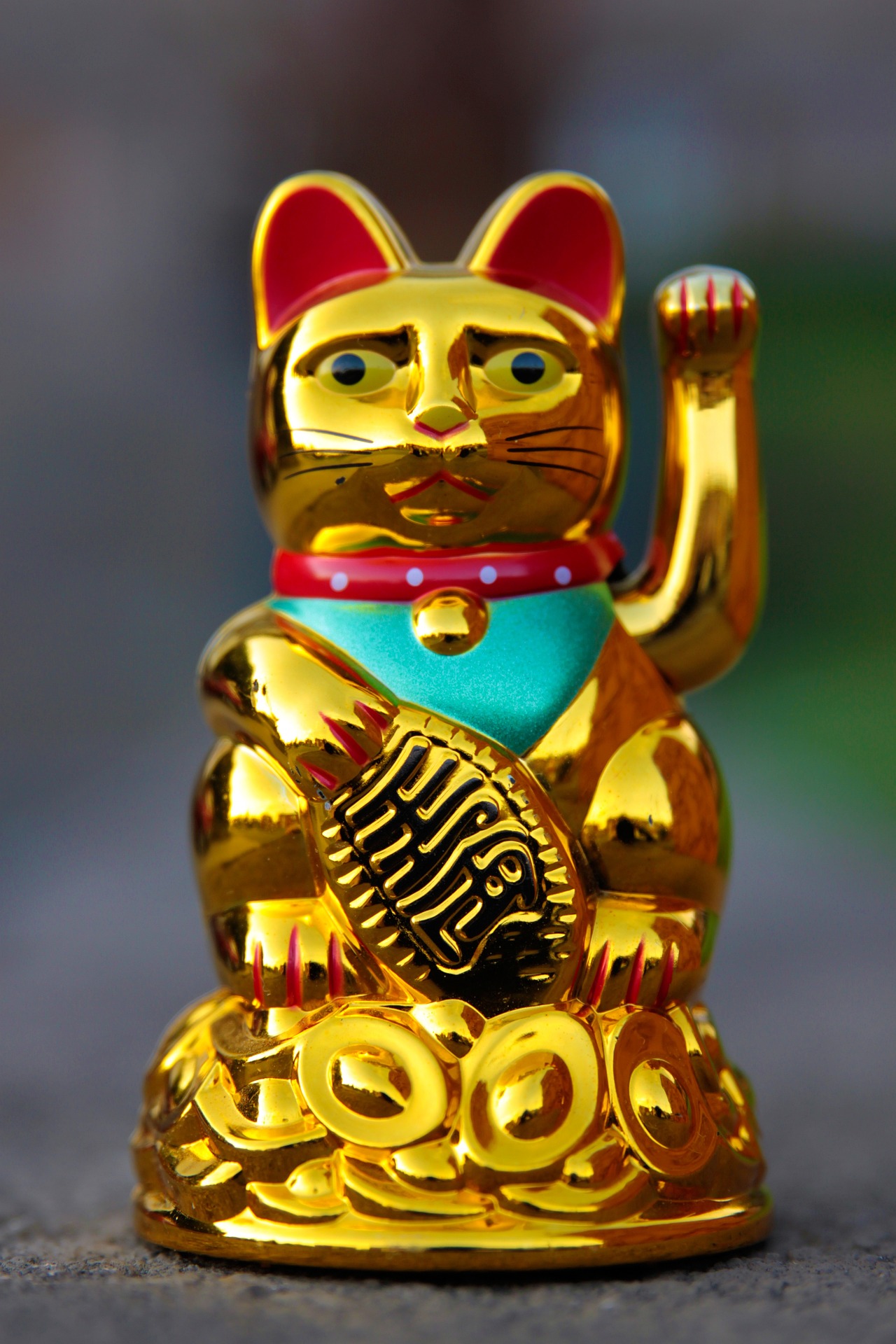 eine goldene Katzenfigur mit einem winkendem Arm